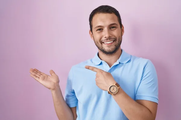 Hombre Hispano Pie Sobre Fondo Rosa Asombrado Sonriendo Cámara Mientras — Foto de Stock
