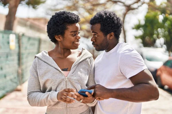 Αφροαμερικανοί Άνδρες Και Γυναίκες Ζευγάρι Που Χρησιμοποιούν Smartphone Στο Δρόμο — Φωτογραφία Αρχείου