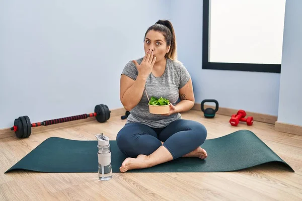 Ung Latinamerikansk Kvinna Som Sitter Yogamattan Och Äter Hälsosam Sallad — Stockfoto
