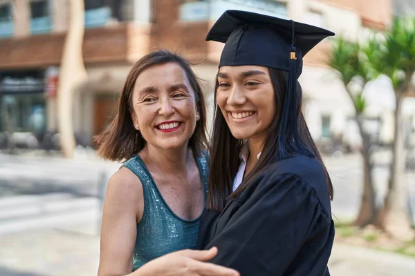 Two Women Mother Graduated Daughter Hugging Each Other Street — ストック写真
