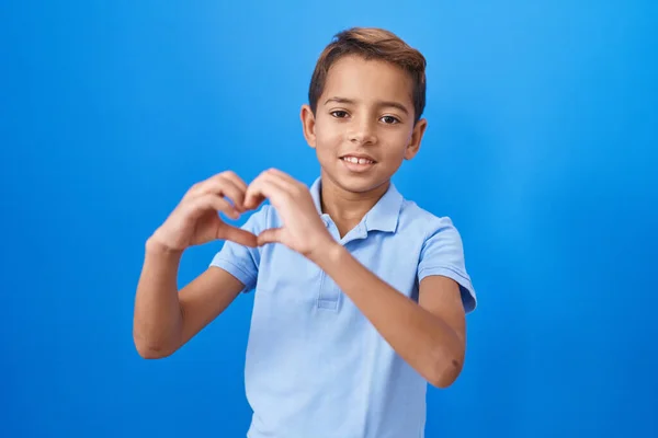Kleiner Hispanischer Junge Lässigem Blauem Shirt Der Verliebt Lächelt Und — Stockfoto