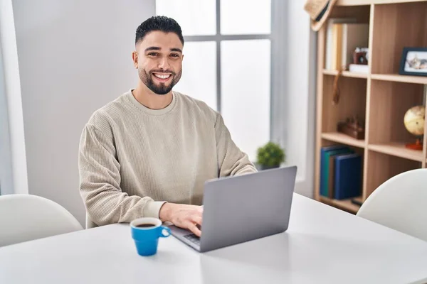 Jovem Árabe Homem Usando Laptop Beber Café Sentado Mesa Casa — Fotografia de Stock
