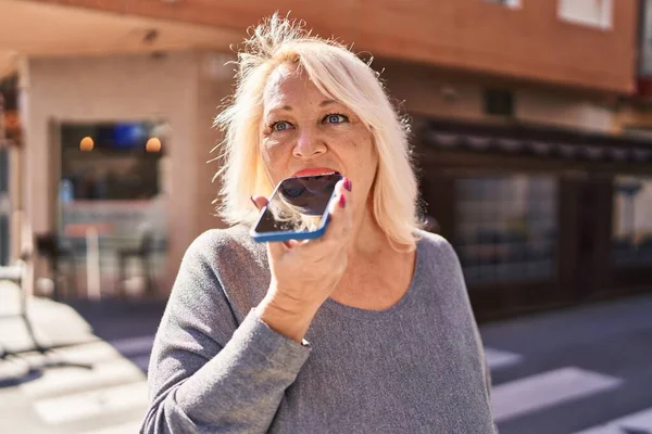 Středního Věku Blondýny Žena Mluví Smartphone Ulici — Stock fotografie