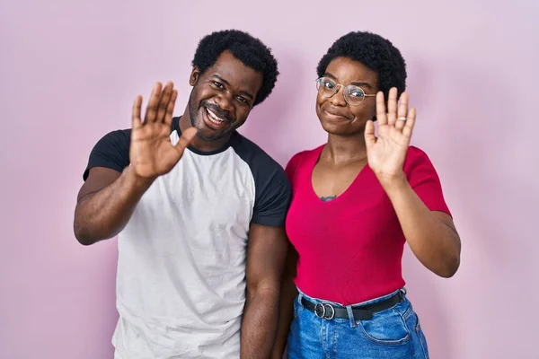 Jong Afrikaans Amerikaans Paar Staan Roze Achtergrond Afzien Van Zeggen — Stockfoto