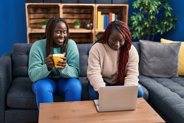 African American Women Friends Drinking Coffee Using Laptop Home — ストック写真