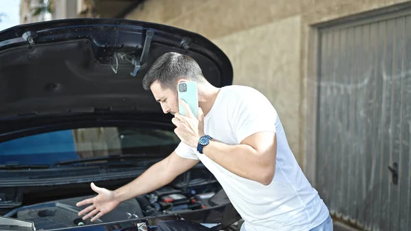 Giovane Uomo Ispanico Parlare Smartphone Con Assicurazione Guasto Auto Strada — Foto Stock