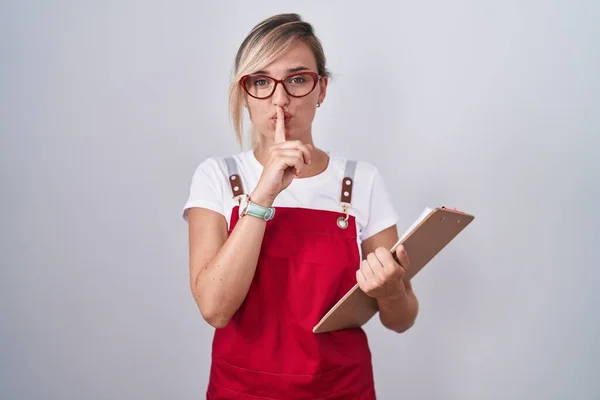 Mujer Rubia Joven Con Uniforme Camarero Sujetando Portapapeles Pidiendo Que —  Fotos de Stock