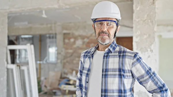 中年男子建筑工人站在建筑工地上 表情轻松 — 图库照片