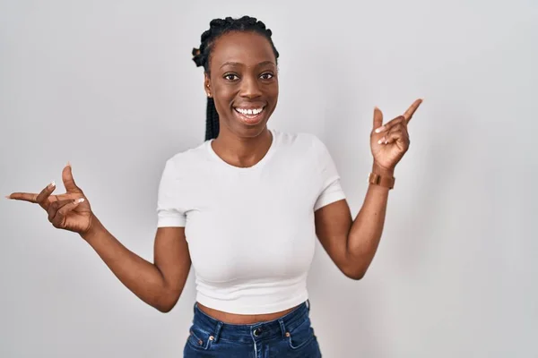 Mooie Zwarte Vrouw Staat Geïsoleerde Achtergrond Glimlachend Zelfverzekerd Wijzend Met — Stockfoto