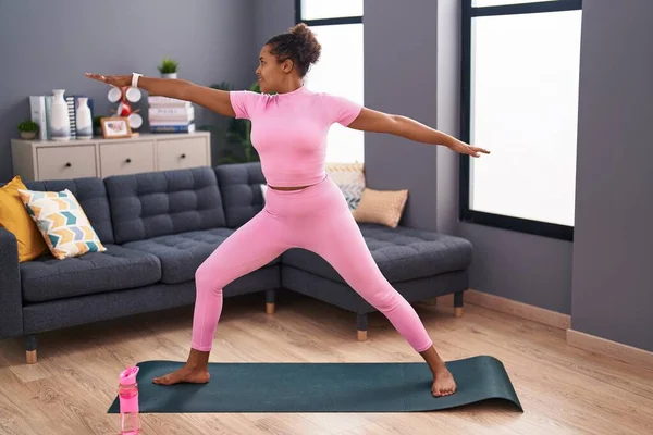 Afro Amerikaanse Vrouw Glimlachen Zelfverzekerde Training Yoga Thuis — Stockfoto