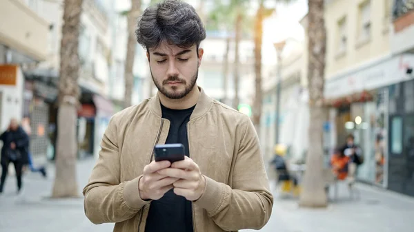 Genç Spanyol Adam Akıllı Telefon Kullanıyor Sokakta Ciddi Bir Ifadesi — Stok fotoğraf
