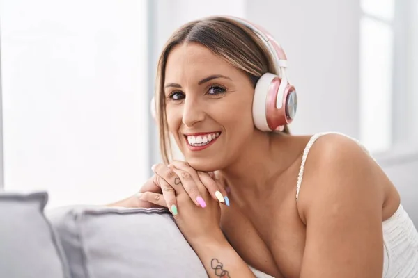 Joven Mujer Hispana Hermosa Escuchando Música Sentada Sofá Casa — Foto de Stock