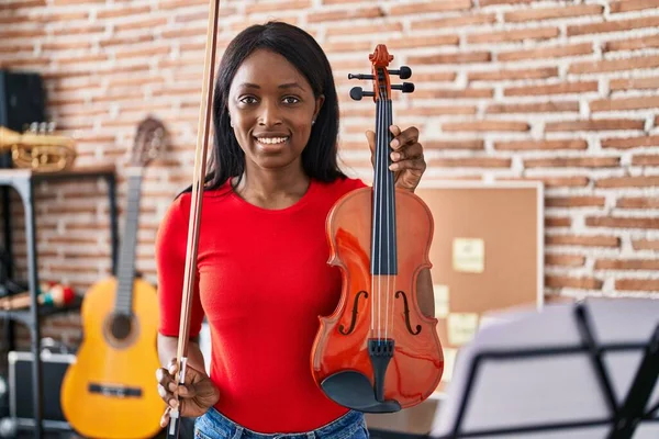 Joven Mujer Afroamericana Músico Sosteniendo Violín Estudio Música — Foto de Stock