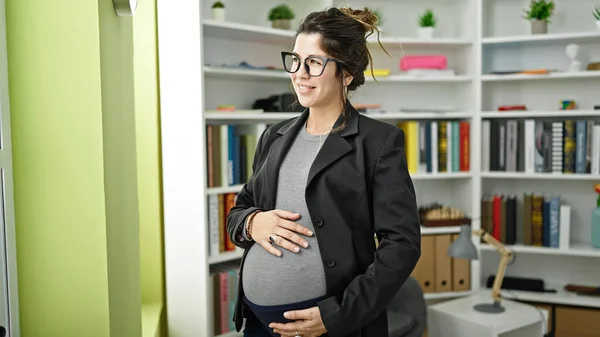 Jong Zwanger Vrouw Leraar Glimlachen Zelfverzekerd Aanraken Buik Bibliotheek Universiteit — Stockfoto