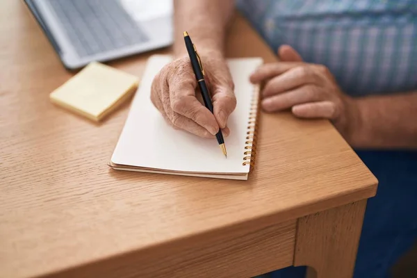 Orta Yaşlı Kır Saçlı Adamı Ofiste Deftere Yazı Yazıyor — Stok fotoğraf