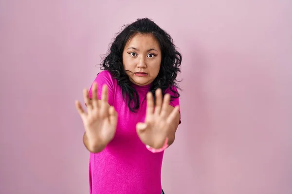 Young Asian Woman Standing Pink Background Afraid Terrified Fear Expression — 스톡 사진