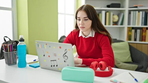 Giovane Studentessa Ispanica Utilizzando Laptop Con Espressione Rilassata Presso Università — Foto Stock