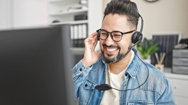 Genç Latin iş adamı ofiste video görüşmesi yapıyor.