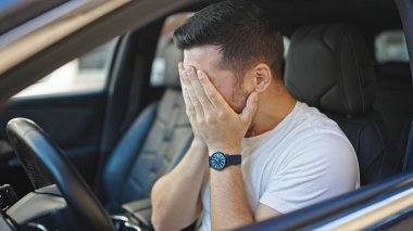Genç İspanyol adam sokakta araba sürerken strese girdi.