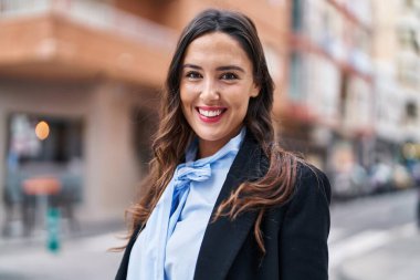 Sokakta kendine gülen genç İspanyol kadın.