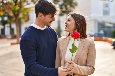 Rose 'un parkta yan yana durması beni ve kadını şaşırttı.