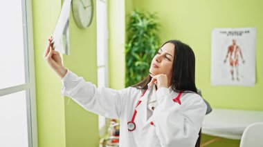 Genç, güzel İspanyol kadın doktor klinikte röntgen istiyor.