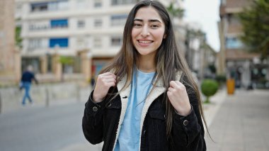 Sokakta kendine gülen güzel İspanyol bir kız öğrenci.