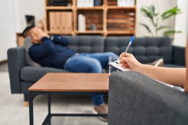 Genç Latin bir hasta psikoloji kliniğinde psikolog seansı yaptığını vurguladı.