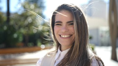 Sokakta kendine güvenen güzel İspanyol kadın.