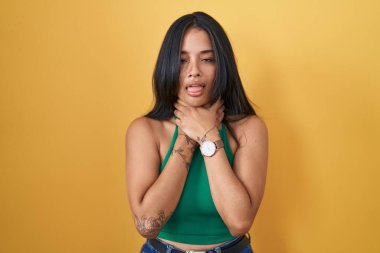 Sarı arka planda duran esmer kadın boğularak öldüğü için boğularak ölüyor. Sağlık problemi. Boğulma ve intihar konsepti. 