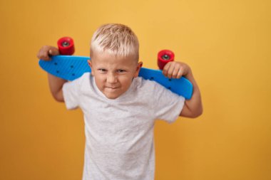 Kafkasyalı küçük çocuk kaykaycı, şüpheci ve gergin, sorun yüzünden somurtuyor. negatif kişi. 