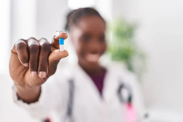 Afrikansk Amerikansk Kvinna Bär Läkare Uniform Håller Piller Kliniken — Stockfoto