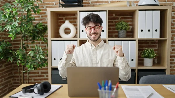 Jovem Trabalhador Negócios Hispânico Usando Laptop Com Expressão Vencedora Escritório — Fotografia de Stock