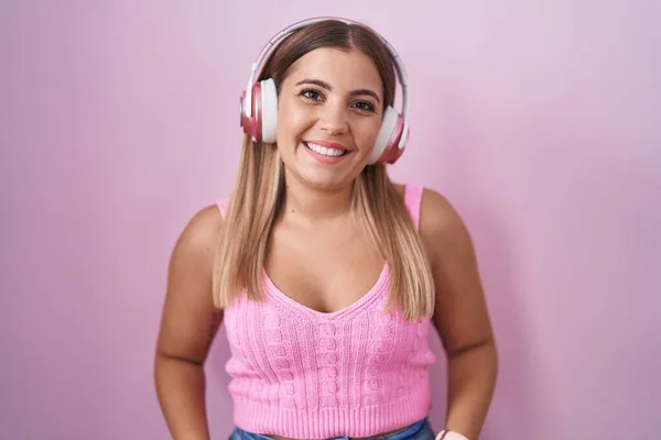 Mujer Rubia Joven Escuchando Música Usando Auriculares Con Una Sonrisa — Foto de Stock