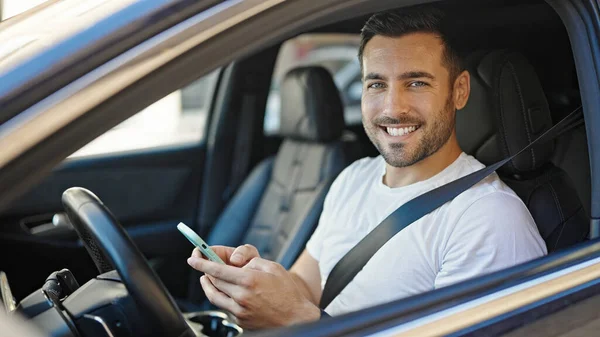 Young Hispanic Man Using Smartphone Sitting Car Street — Stock Photo, Image