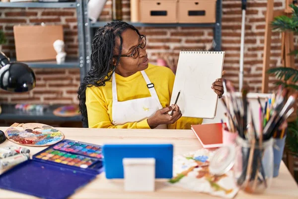 African American Woman Artist Having Online Paint Lesson Art Studio — Stock Photo, Image
