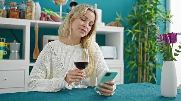 Joven Mujer Rubia Bebiendo Copa Vino Usando Smartphone Comedor — Foto de Stock