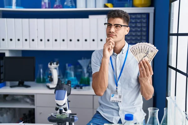 Jeune Homme Hispanique Travaillant Laboratoire Scientifique Tenant Des Dollars Visage — Photo