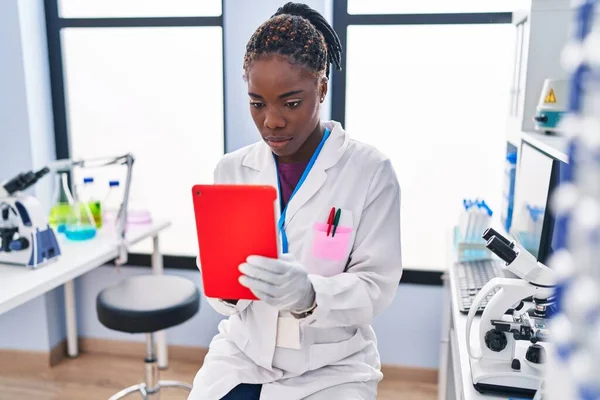 African American Woman Wearing Scientist Uniform Using Touchpad Laboratory — ストック写真