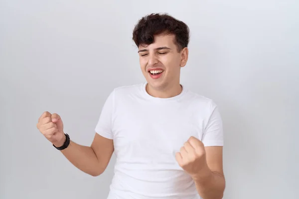 Joven Hombre Binario Con Camiseta Blanca Casual Muy Feliz Emocionado —  Fotos de Stock
