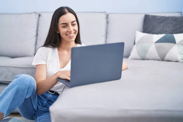 Genç Spanyol Kadın Evde Dizüstü Bilgisayar Kullanıyor — Stok fotoğraf