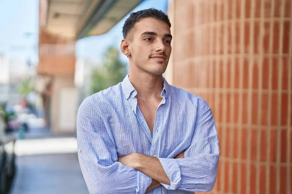 Mladý Hispánec Usmívá Sebevědomě Stojící Rukama Zkříženýma Ulici — Stock fotografie