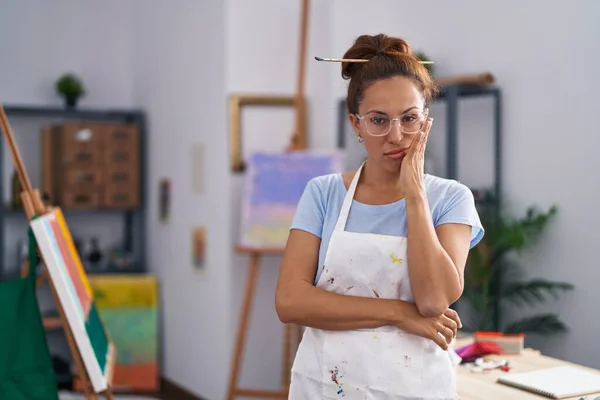 Mujer Morena Pintando Estudio Arte Pensando Que Parece Cansado Aburrido —  Fotos de Stock