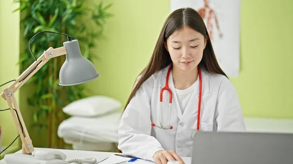 Junge Chinesische Ärztin Arbeitet Mit Laptop Klinik — Stockfoto