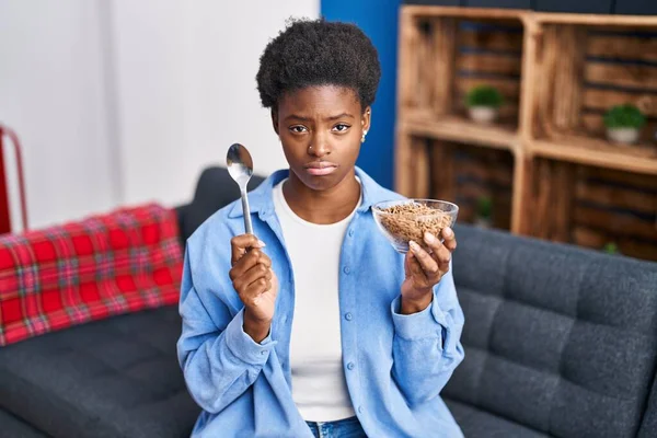 Mujer Afroamericana Comiendo Cereales Integrales Saludables Deprimida Preocupada Por Angustia —  Fotos de Stock