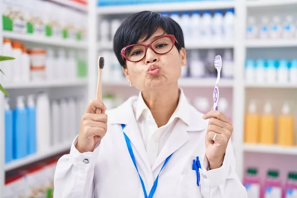 Молода Азіатська Жінка Коротким Волоссям Робить Зубну Щітку Порівняно Аптекою — стокове фото