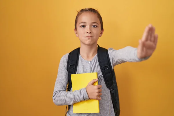 Küçük Beyaz Çocuk Öğrenci Çantası Takıyor Elinde Kitabı Açık Tutuyor — Stok fotoğraf