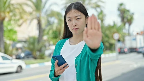 Jonge Chinese Vrouw Doen Stop Gebaar Met Hand Usin Smartphone — Stockfoto