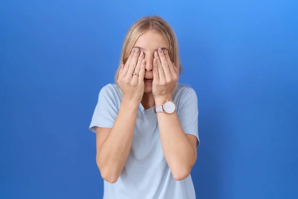 年轻的高加索女人穿着休闲的蓝色T恤 揉揉眼睛以缓解疲劳和头痛 困倦和疲倦的表情 视力问题 — 图库照片