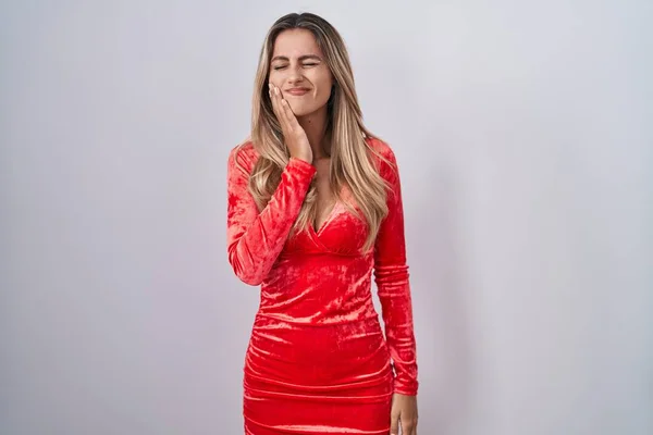 Νεαρή Ξανθιά Γυναίκα Που Φοράει Σέξι Φόρεμα Κόμμα Αγγίζοντας Στόμα — Φωτογραφία Αρχείου